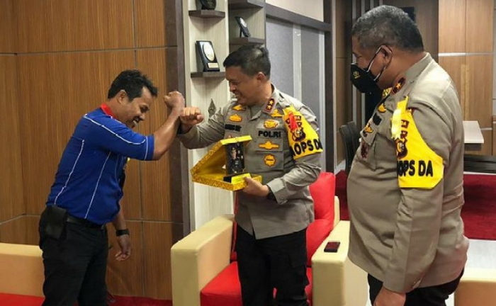 Kapolda Terima Penghargaan dari SPRI Riau